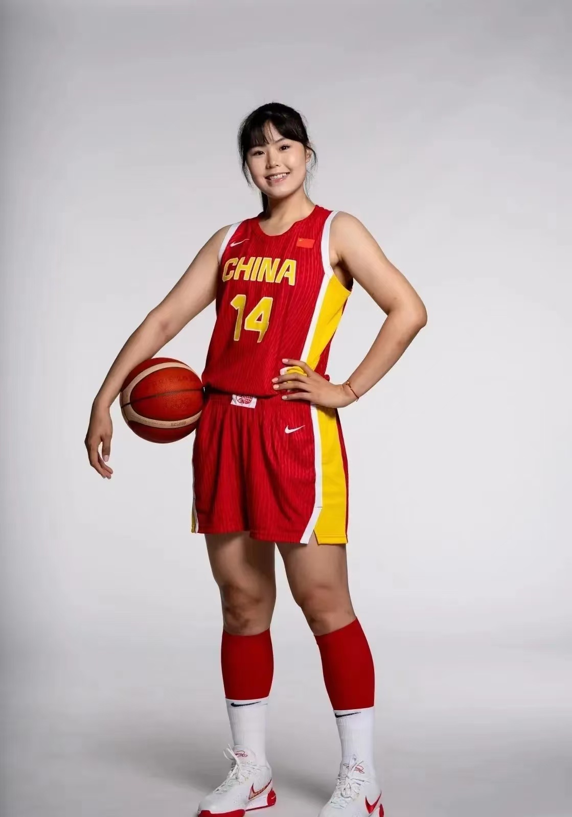 关于篮球明星飒爽亮相国际赛场，实力无人能敌的信息